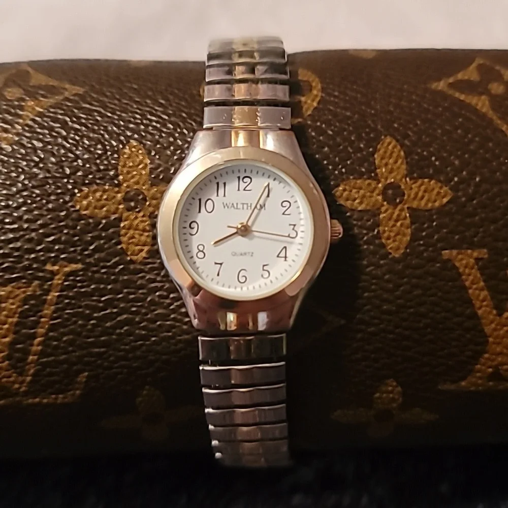 Waltham Ladies Two-Tone Expandable Band Watch WTH21 427‎ PC21 Needs Battery